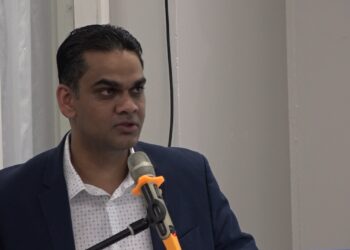Ramadhin 2 “Het zal nooit de intentie zijn om de vakbonden uit te sluiten, vanwege hun zeer belangrijke rol in de gezondheidszorg”, zegt de volksgezondheid minister, Amar Ramadhin in zijn berichtgeving.