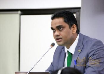 Ramadhin1 480x320 1 De oorlog zou gaan om een uitspraak die de minister van Volksgezondheid, Amar Ramadhin, mogelijk zou hebben gedaan tijdens een vergadering met de bond van streekziekenhuis Nickerie, MMC. De minister zou volgens de bonden hebben aangegeven dat als men niet tevreden is met de koopkrachtversterking geboden door de overheid, men dan met ontslag mag gaan. Deze uitspraak is dus niet in goede aarde gevallen bij de zorgsector.