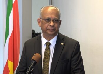 Ramdin 1 Om de situatie onder controle te houden en daar waar nodig hulp te bieden, heeft de regering op zondag 23 april een watercrisisteam in het leven geroepen. Het team zal maatregelen treffen om ontstane overlastsituaties te beperken. Minister Albert Ramdin van Buitenlandse Zaken, International Business en Internationale Samenwerking (BIBIS) geeft aan dat het team vanmiddag reeds virtueel bij elkaar komt.