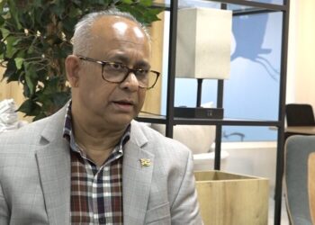 Ramdin 2 Suriname is voor zijn eigen ontwikkeling voorstander van een goede relatie met andere landen. Daar waar er verschillen zijn, kiest Suriname geen partij. “Daarvoor zijn we in de eerste plaats te klein, maar het heeft ook geen enkele zin”, zegt minister Albert Ramdin van Buitenlandse Zaken, International Business en Internationale Samenwerking (BIBIS).