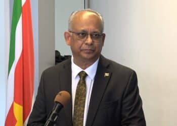 Ramdin De resultaten van het onderzoek in de witwas kwestie van de Surichange Bank moeten afgewacht worden. Dit zegt Buitenlandse Zaken minister Albert Ramdin. Journalisten spraken hem woensdag voor aanvang van de ministerraadsvergadering.