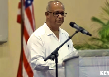 Ramdin breakfast web De BIBIS-topman geeft aan dat de overheid hierin een faciliterende rol moet gaan spelen. Er zijn vanuit dat oogpunt al een aantal initiatieven ondernomen, zoals de ‘local content’. "We leren wat er in Guyana en enkele Afrikaanse landen is gebeurd. Er is een commissie die zich bezighoudt over de ‘ease of doing business’. Dat moeten wij weer oppakken. We hebben de SITA, Suriname Investment and Trade Agency. Via de SITA gaan we zaken op structurele, professionele, non politieke partij gebonden doen. We zullen hierbij kijken naar de merits. Daarvoor zijn we op zoek naar partnerschappen in het bedrijfsleven".
