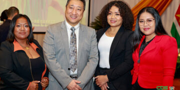 ReunionChina 1 1 Suriname staat China klaar om meer mogelijkheden aan Surinamers te bieden om in China te studeren. Dit zei ambassadeur Han Jing van de Volksrepubliek China op 24 januari 2023 tijdens de reüniereceptie van Surinaamse kandidaten die vorig jaar opleidingen in China hebben genoten.