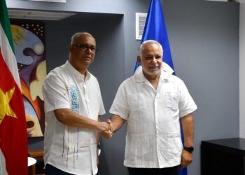 Rodolfo Sabonge SG ACS en minister Ramdin BIBIS 1 Het is belangrijk om samen te werken binnen het grotere Caribisch gebied om duurzame ontwikkelingsdoelen te bereiken. Dit zei minister Albert Ramdin van Buitenlandse Zaken, International Business en Internationale Samenwerking (BIBIS) in zijn welkomstwoord tijdens de 8e Internationale Samenwerkingsconferentie, die deel uitmaakt van de lopende ACS-conferentie.
