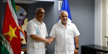 Rodolfo Sabonge SG ACS en minister Ramdin BIBIS 1 Het is belangrijk om samen te werken binnen het grotere Caribisch gebied om duurzame ontwikkelingsdoelen te bereiken. Dit zei minister Albert Ramdin van Buitenlandse Zaken, International Business en Internationale Samenwerking (BIBIS) in zijn welkomstwoord tijdens de 8e Internationale Samenwerkingsconferentie, die deel uitmaakt van de lopende ACS-conferentie.