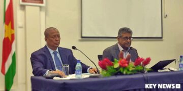 Roemer Stanley web 5 Het in omloop brengen van grotere bankbiljetten is gunstiger voor de banken. Dat zei de governor van de Centrale Bank van Suriname Maurice Roemer donderdag tijdens een persconferentie in verband met de aankondiging van grotere bankbiljetten.