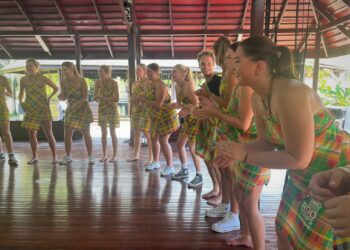 Roo 2 Een groep van 22 Nederlandse stagiaires is tegen de achtergrond van de viering van de Dag der Marrons, door tussenkomst van Roo Trips Su, in de gelegenheid geweest kennis te maken met de marroncultuur.