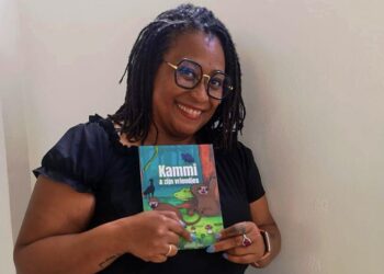 Ruth en Kammi “Bijna alle volwassenen aan wie ik het boek heb voorgelezen, zijn er blij van geworden. Dus het boek is voor kleine kinderen, iets grotere kinderen en ook de hele grote kinderen.” Aan het woord is Ruth Sinkeler, zij heeft haar jongste product gisteren gepresenteerd aan het publiek.