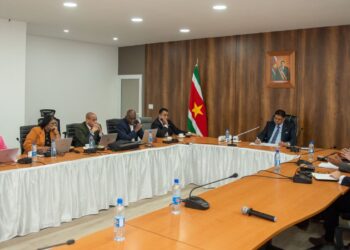 SBV 03 De exportsectoren moeten een belangrijke bijdrage leveren aan de economie van het land. Dit laat Rafiek Sheorajpanday, bestuurslid van de Surinaamse Bankiersvereniging weten.