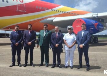 SLM a340 inzegening 1 De Airbus A340-300 is vorige maand officieel toegevoegd aan de vloot van SLM. Als de servicebeurt is gedaan, is het vliegtuig klaar om commerciële vluchten te starten. Rond half zeven woensdagochtend vertrok het vliegtuig naar Brussel voor de A-check. Dit is volgens SLM een reguliere onderhoudsbeurt die wordt uitgevoerd door Sabena Aerospace Engineering. Dit bedrijf zal de reguliere onderhoudsinspecties voor Surinam Airways in Amsterdam uitvoeren.