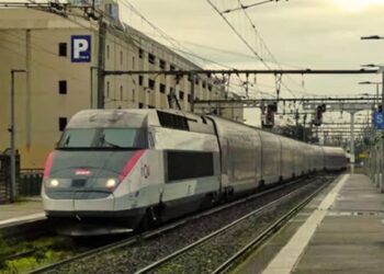 SNCF web De Surinamer wordt ervan verdacht flesjes in Frankrijk te hebben geïmporteerd die aan de buitenkant leken op een mix van frisdrank met rum, maar die in werkelijkheid gevuld waren met vloeibare cocaïne.