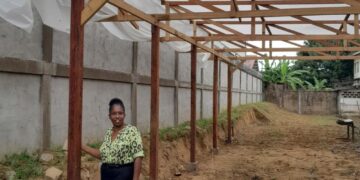 UNDP en SPWE helpen Kennedyschool aan moestuin met overdekte kasten