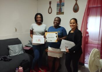 SPWe beperking 1 De Stichting Productieve Werk Eenheden (SPWE), heeft met succes een driedaagse Food Handlers training verzorgd aan Gerjen Asidan, een micro-ondernemer met een visuele beperking die eveneens in aanmerking is gekomen voor incentives zoals een gascomfort, digitale weegschaal en een vriezer.