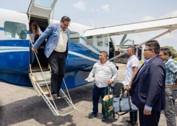 Santokhi Guyana President Chandrikapersad Santokhi is op zondagmiddag 24 maart 2024 teruggekeerd uit Guyana, waar hij met zijn ambtgenoot president Irfaan Ali gesprekken gevoerd heeft over de bouw van de brug over de Corantijnrivier.