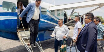 Santokhi Guyana President Chandrikapersad Santokhi is op zondagmiddag 24 maart 2024 teruggekeerd uit Guyana, waar hij met zijn ambtgenoot president Irfaan Ali gesprekken gevoerd heeft over de bouw van de brug over de Corantijnrivier.