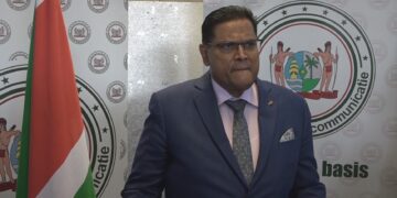Santokhi RVM 1 De president, Chandrikapersad Santokhi, roept de samenleving op om verantwoordelijk gedrag te tonen en vreedzaam met het 8 Decemberstrafproces om te gaan. Dat laat de regering weten in een berichtgeving