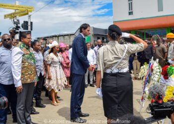 Santokhi en Hoekstra bij Kwakoe Monument De excuses voor het slavernijverleden van Nederland moet volgens de president Chandrikapersad Santokhi worden gezien als een goed begin naar heling en versterken en verbinden van de relatie tussen Suriname en Nederland. Dat zegt de Santokhi tijdens de jaarlijkse kransleggingsceremonie bij het Kwakoe-Monument.