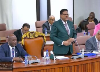 Santokhi in DNA “Ik ben niet hier om naar nonsens van enkele figuren te luisteren”, zei president Chandrikapersad Santokhi donderdag in het parlement, nadat DNA-lid Edward Belfort enkele vragen stelde aan het Staatshoofd over de Surichange BV.