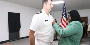 Scheidende Amerikaanse Military Liaison Officer gedecoreerd1 De diensttijd in Suriname van luitenant-commandant Nathaniel Swank, Military Liaison Officer (MLO) van de Verenigde Staten van Amerika, zit erop. Op woensdag 24 april 2024 is hij door minister Krishnakoemarie Mathoera van Defensie gedecoreerd met de medaille voor speciale verdiensten in de rang van commandeur.