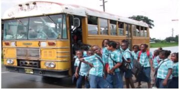 Schoolvervoer 23 sept 22 2 De leiding van het ministerie van Onderwijs, Wetenschap en Cultuur heeft uit de media met verbazing kennis genomen van acties die door de organisatie van Bushouders in Suriname (OBS) zijn aangekondigd als zouden per vandaag 22 maart 2024 alle bussen in de garage en alle boten aan de ketting blijven. Dit laat het ministerie weten in hun berichtgeving.
