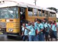 Schoolvervoer 23 sept 22 3 Er zal dinsdag ook geen schoolvervoer beschikbaar zijn voor de leerkrachten en leerlingen. “De vervoerders hebben nog geen geld op hun rekeningen gezien, dus dinsdag zijn de bussen nog in de garages en de boten aan de ketting”, zegt voorzitter Antonius Pokie van de Organisatie van Bus- en Boothouders in Suriname (OBS).