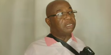 Screenshot 2023 09 08 104510 9 “We zijn het al zat en dit keer gaan we alles meteen lamleggen”, zegt bondsvoorzitter Rinaldo Herkul van de Regionale Gezondheidsdienst (RGD). Het personeel heeft een kaal salaris ontvangen, waarbij de overbruggingstoelage van SRD 3.500 over februari, maart en april niet is uitbetaald.