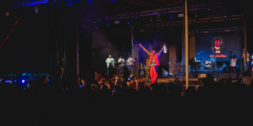 Screenshot 2023 09 12 202301 Duizenden fans hebben afgelopen zaterdag het 10-jarig bestaan van Su Music For Life samen gevierd met Psycho en de SMFL-band. In verband met deze mijlpaal was er een show in het @Live Entertainment Center. Behalve het optreden van de dancehall artiest en zijn band, waren er ook andere lokale artiesten.