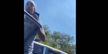 Screenshot 2023 10 20 102556 Het Korps Politie Suriname is in de middag van donderdag 19 oktober 2023 omstreeks 13.00 uur geconfronteerd met een filmpje dat op social media circuleert, van een politieambtenaar die, naar mening van onwetenden, buitensporig geweld toepast. Ook het uiten van liederlijke taal gaat daarmee gepaard, wat totaal onacceptabel is en niet strookt met de dienstbaarheid van de politieorganisatie.