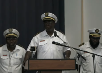 Screenshot 2023 12 06 170336 Droevige gezichten en eindelijk het besef dat hun geliefden niet meer terug zullen komen: dat was de sfeer vandaag tijdens de begrafenis van de 15 mannen die zijn overleden te Klein Saramacca in het Matawai gebied. "We moeten 20 november zien als een moment van bezinning en rust houden", zegt Walter Bonjaski, districtscommissaris van het Matawai gebied.