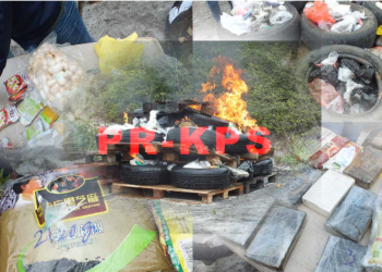 Screenshot 2023 12 24 192757 De Narcoticabrigade van het Korps Politie Suriname heeft in de morgen van zaterdag 23 december 2023 onder supervisie van het Openbaar Ministerie een hoeveelheid drugs die de afgelopen periode in beslag is genomen, te Kraka verbrand. Het gaat hierbij om onderstaande drugssoorten, te weten: ● Cocaïne in vaste vorm met een brutogewicht van 186.6 kg ● Cocaïne in vloeibare vorm 30.404 ml ● Marihuana met een brutogewicht van 44.5 kg ● Xtc pillen 4.402 stuks ● Hasj met een brutogewicht van 9 kg ● Metham (sukru) met een brutogewicht van 2.4 kg