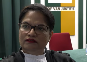 Screenshot 2024 01 25 135126 1 Astrid Narsing-Niamat, die al ruim 29 jaar werkzaam is bij het Openbaar Ministerie (OM), is geïnstalleerd als advocaat-generaal door president Iwan Rasoelbaks van het Hof van Justitie. De installatie vond plaats op woensdag 24 januari.