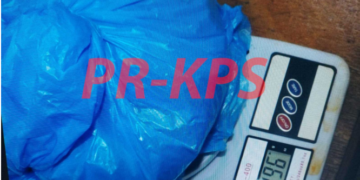 Screenshot 2024 05 11 174002 Medewerkers van de afdeling Narcoticabrigade hebben tijdens operatie Zero Tolerance, in samenwerking met de Narcotics Intelligent Unit (NIU) een inval gepleegd op een adres in de omgeving van de Duisburglaan te Paramaribo, waarbij de drie drugsverdachten S.W. (22), A.C. (23) en D.L. (40) zijn aangehouden.