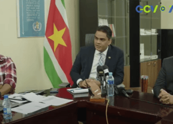 Screenshot 2024 07 31 124314 De minister van Volksgezondheid, Amar Ramadhin, heeft duidelijk gemaakt dat de tekorten binnen de gezondheidssectoren ook te wijten zijn aan de vele schulden die zijn gemaakt door de vorige regering. "Als ze slechts 50 procent van deze schulden hadden afbetaald, hadden we nu niet zulke tekorten", zegt hij tijdens een persconferentie.