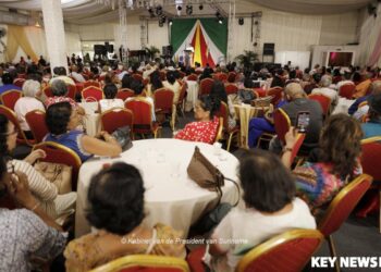 Senioren 1 Bij deze activiteit in het Roeli’s Event Center, zijn president Chandrikapersad Santokhi en echtgenote Mellisa Santokhi-Seenacherry eregasten geweest. Verschillende senioren burgers hebben mogen genieten van diverse optredens. “Door deze dag te organiseren en jullie uit te nodigen, willen we onze voorouders eren. Het is belangrijk om te memoreren wat hun bijdrage is geweest bij het ontwikkelen van ons land”, zei het staatshoofd tijdens zijn toespraak.