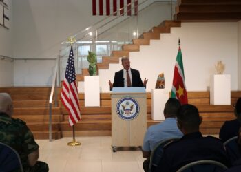 Shield training7 Deze training is aangeboden door de Amerikaanse ambassade ter verzekering van deze eenheden en is op aanvraag van de Surinaamse regering gegeven naar aanleiding van de gebeurtenissen op februari 2023. Behalve theoretische training hebben zij het geheel mogen afsluiten met een paraatheidsoefening op het terrein van de ambassade. Hierbij hebben de deelnemers hun kennis meteen in de praktijk in actie gezet en hebben meteen ervaring opgedaan.