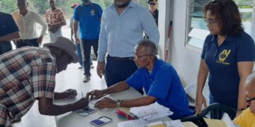 SoZaVo 03 In de districten Commewijne, Nickerie en Coronie zijn de fysieke registraties voor het Koopkrachtversterking programma van start gegaan. Vanaf vrijdag 24 maart konden lokale gemeenschappen zich naar de verschillende wijkkantoren begeven om zich op te geven voor de SRD 1800,- van de regering.