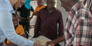 SoZaVo 04 De verhoging van de Algemene Oudedagsvoorziening (AOV) is per 1 juli verhoogd van SRD 1250 naar SRD 1750, maar de 60-plussers hebben het oude bedrag ontvangen. “Vanwege administratieve redenen zal de SRD 500 verhoging wat later gestort worden voor de seniorenburgers”, zegt minister Uraiqit Ramsaran van SOZAVO.