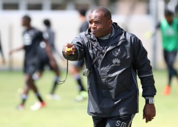 Stanley Menzo 3 1 "De kans is heel groot dat Stanley Menzo de volgende bondscoach van de Surinaamse herenvoetbalselectie wordt", zegt ondervoorzitter Dayasankar Mathoera van de Surinaamse Voetbal Bond (SVB).