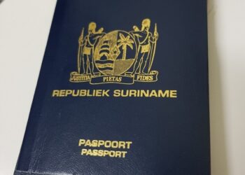 Surinaams paspoort “We hebben een beperkte voorraad van de paspoorten”, zegt directeur Nasier Eskak van Binnenlandse Zaken. Het Centraal Bureau voor Burgerzaken (CBB) verstrekt daarom nog steeds alleen aan burgers, die deze met spoed nodig hebben.