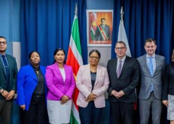 Suriname en polen samenwerking Elizabeth Bradley, directeur Internationale Samenwerking van het Ministerie van Buitenlandse Zaken, International Business en Internationale Samenwerking heeft op vrijdag 28 juni 2024, de onderminister van Staat bij het Ministerie van Buitenlandse Zaken van Polen, Jakub Wiśniewski, ontvangen voor een werkbezoek.