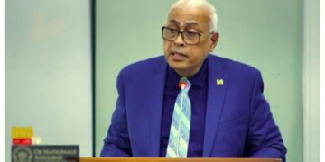 Sylvano Tjon Ahin 3 web “In totaal is een bedrag van meer dan US$ 400 miljoen gemobiliseerd voor milieuprojecten. Daarnaast is een bedrag van meer dan US$ 300 miljoen beschikbaar aan regionale fondsen, waar Suriname aanspraak op kan maken”, zei minister Silvano Tjong-Ahin van Ruimtelijke Ordening en Milieu in het parlement.