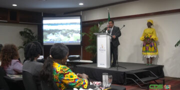 TCT website2 Van de historische binnenstad van Paramaribo tot de kleinste ecolodge in het regenwouddistrict Sipaliwini zijn te zien op de website. Het ministerie van Transport, Communicatie en Toerisme (TCT) heeft in samenwerking met diverse actoren uit de sector de meertalige website tot stand gebracht. De lancering vond plaats op vrijdag 7 juli in de Banquet Hall van Hotel Torarica. TCT-minister Albert Jubithana zei dat de regering sterk gelooft in het potentieel van Suriname om een uitstekende reisbestemming te zijn, gericht op duurzaam en inclusief toerisme.