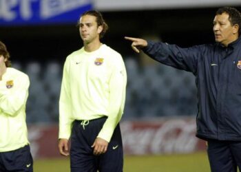 TEN CATE THIAGO MOTTA EN EEN PIEPJONGE LIONEL MESSI 1 Ajax heeft de assistent-bondscoach van Suriname, Henk ten Cate, benaderd om Maurice Steijn op te volgen, maar heeft daarvoor bedankt. Dat beweert Johan Derksen woensdagavond bij Veronica Inside.