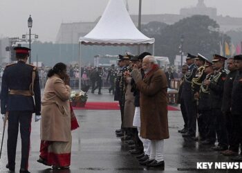 The President Smt. Droupadi Murmu Prime Minister and Union Minister for Defence Shri Rajnath Singh at the ‘Beating Retreat ceremony at Vijay Chowk in New Delhi on January 29 2023 President Draupadi Murmu van India bezoekt Suriname van 4 tot en met 6 juni aanstaande in het kader van de viering van 150 jaar Hindoestaanse Immigratie. Het betreft een staatsbezoek, waarvoor zij is uitgenodigd door president Chandrikapersad Santokhi.