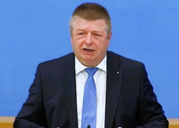 Thomas Haldenwang Nu een groeiend aantal Russische diplomaten uit het Westen wordt uitgezet, richt Rusland zich steeds meer op het rekruteren van lokale spionnen, meldt de Duitse binnenlandse veiligheidsdienst (BfV). Het Kremlin zou hiervoor aanzienlijke bedragen betalen.