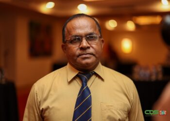 Toerismedirecteur Rabin Boeddha In samenwerking met alle belanghebbenden streeft de sector naar het aantrekken van een groeiend aantal toeristen om zo de lokale economie te versterken en mondiale connectiviteit te bevorderen. "Suriname scoort hoog als toeristische bestemming, maar bevindt zich nog niet op het gewenste niveau", aldus Toerisme-directeur Rabin Boeddha van het ministerie van Transport, Communicatie en Toerisme (TCT) in een gesprek met de Communicatie Dienst Suriname. Hij benadrukt dat er een meer rigoureuze aanpak nodig is voor verdere ontwikkeling van de sector.