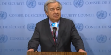 UN Gutteres 1 Tijdens een persconferentie op maandag benadrukte VN-woordvoerder Stéphane Dujarric dat miljoenen mensen wereldwijd afhankelijk zijn van buitenlandse hulp, inclusief die van de Verenigde Staten. "Hij roept op tot aanvullende uitzonderingen om de voortzetting van cruciale humanitaire en ontwikkelingsprogramma's voor de meest kwetsbare gemeenschappen te waarborgen", aldus Dujarric.