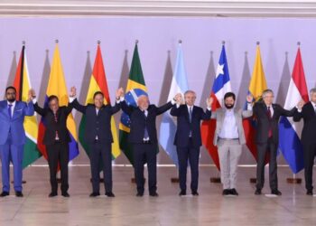 UNASUR5 President Chandrikapersad Santokhi is terug in Suriname, na deelname aan de Summit van staatshoofden van de Unie van Zuid-Amerikaanse Naties (UNASUR) in de Braziliaanse hoofdstad Brasilia.