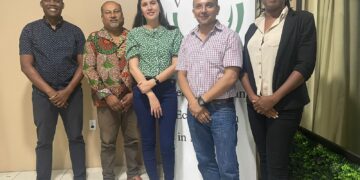 VES Bestuur 2024 foto1 De Vereniging van Economisten in Suriname (VES) ziet in de jaarrede 2025 veel aandacht voor de gezondheidszorg, maar mist een samenhangende aanpak. De organisatie pleit voor geïntegreerde ‘zorgstraten’ per ziektebeeld, met meetbare resultaten, kostenbeheersing en betere inzet van personeel.