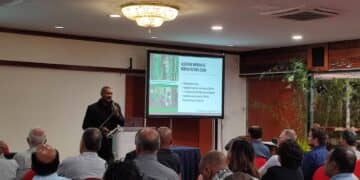 VES Goedschalk Econoom John Goedschalk van Climate Change Advisory Services zal president Chandrikapersad Santokhi dinsdag 12 maart de petitie ‘Keep Suriname the greenest country on earth!’ met 14.500 online ingezamelde handtekeningen aanbieden.